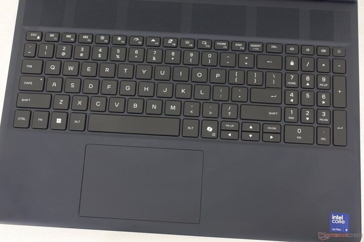 Clavier RVB à zone unique pour réduire les coûts et distinguer le modèle de la série Area-51, plus onéreuse