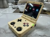 Miyoo a trouvé de la place pour une paire de joysticks dans son ordinateur de poche à clapet, contrairement à Anbernic. (Source de l'image : Miyoo via Retro Handhelds)
