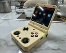 Miyoo a trouvé de la place pour une paire de joysticks dans son ordinateur de poche à clapet, contrairement à Anbernic. (Source de l'image : Miyoo via Retro Handhelds)