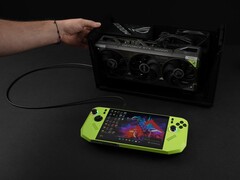 Station d'accueil Razer Core X V2 eGPU avec une carte graphique Nvidia GeForce RTX connectée au PC de jeu portable MSI Claw A8. (Source de l'image : ETA PRIME via YouTube)