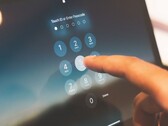 Un doigt saisit un code PIN sur un clavier numérique à l'écran