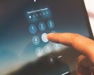 Un doigt saisit un code PIN sur un clavier numérique à l'écran