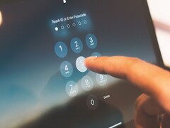 Un doigt saisit un code PIN sur un clavier numérique à l'écran