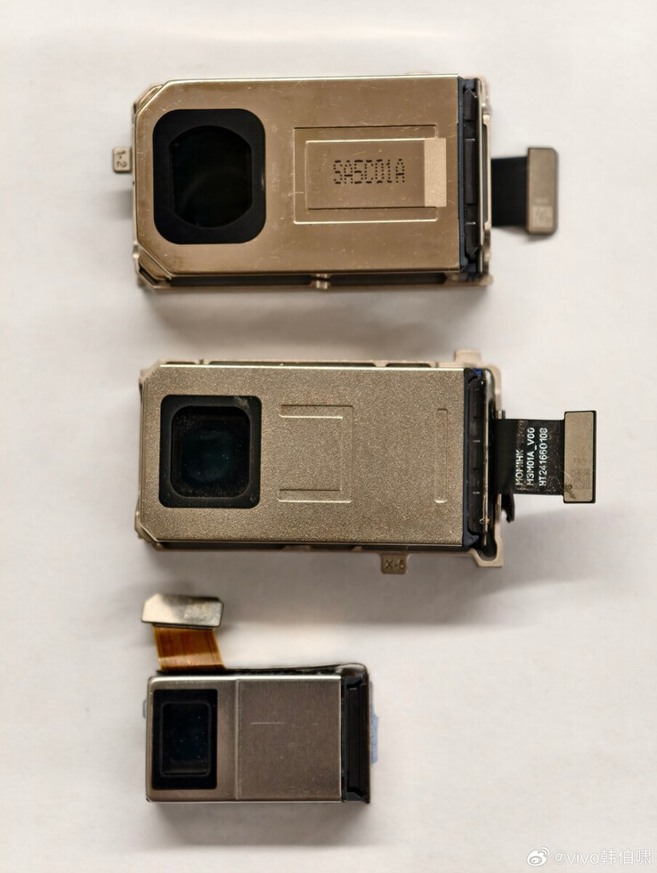 L'appareil photo à téléobjectif du Vivo X200 Ultra se trouve au sommet de celui du X100 Ultra et est d'une taille typique pour un téléphone phare moderne. (Source de l'image : Vivo)