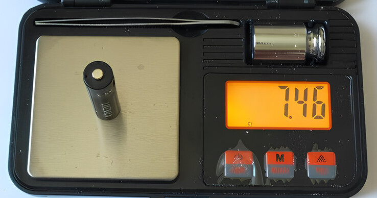 L'une des deux batteries commandées ne pèse que 7,46 g (0,26 oz) sur la balance. Image agrandie avec iloveimg.com