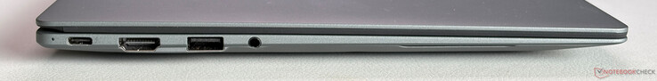 À gauche : USB-C 4.0 avec Thunderbolt 4 (40 Gbit/s, DisplayPort 1.4, Power Delivery 3.0), HDMI 2.1, USB-A 3.2 Gen 2 (10 Gbit/s), prise jack stéréo 3,5 mm