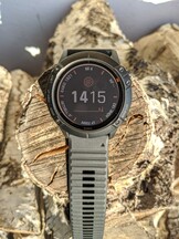 Garmin Fenix 6X Pro Solar - À l'extérieur : avec un fond sombre.