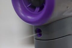 L'eau est pulvérisée dans le flux d'air sous forme de brouillard.