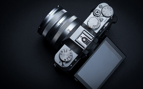 Le Fujifilm X-T30 II est doté de nombreuses commandes tactiles sur le dessus et à l'arrière, ce qui convient aux flux de travail photographiques traditionnels. (Source de l'image : Fujifilm)