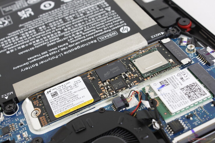 Un seul disque interne PCIe4 x4 est pris en charge, sans option secondaire. Le modèle 2020 ne prendrait en charge que les SSD PCIe3