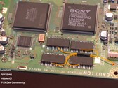 Une PlayStation 1 équipée d'une extension de mémoire vive de 16 Mo