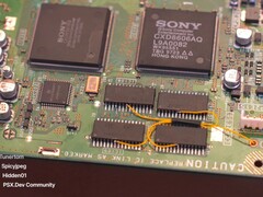 Une PlayStation 1 équipée d'une extension de mémoire vive de 16 Mo