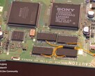 Une PlayStation 1 équipée d'une extension de mémoire vive de 16 Mo