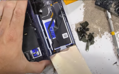 Le Galaxy Z Fold6 est doté d'un nouveau mécanisme par rapport aux anciens modèles. (Source de l'image : JerryRigEverything)