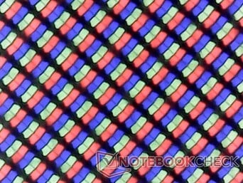 Des sous-pixels nets, presque sans grain, grâce à la couche brillante