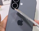 Dos de l'iPhone 17 rayé de façon permanente par de l'aluminium. (Source de l'image : JerryRigEverything sur YouTube, capture d'écran)