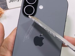 Dos de l'iPhone 17 rayé de façon permanente par de l'aluminium. (Source de l'image : JerryRigEverything sur YouTube, capture d'écran)