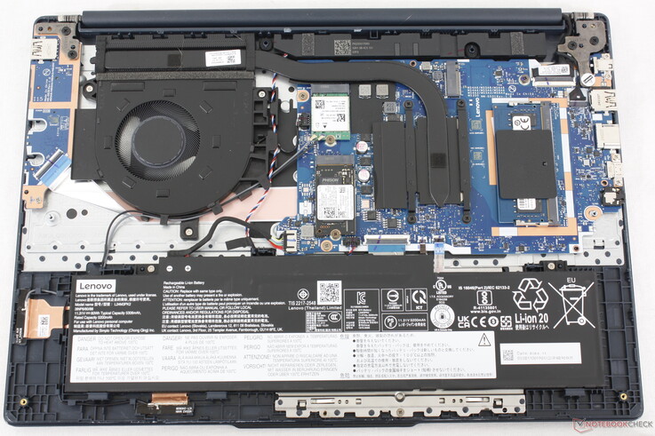 Carte mère de l'IdeaPad Slim 3 15IRH10R de 2025, à titre de comparaison, ne présentant aucun changement interne majeur
