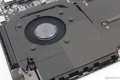 Les deux ventilateurs de 60 mm du MSI Stealth 18 peuvent être bruyants jusqu&#039;à 63 dB(A), mais les bénéfices en termes de performances sont au mieux marginaux (Image source : Notebookcheck)