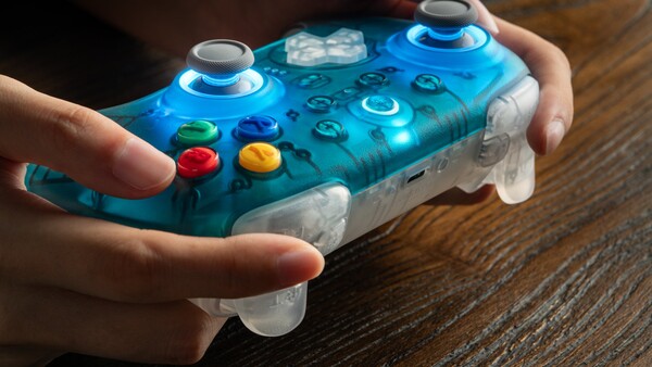 La manette sans fil 8BitDo Ultimate 2 N64, édition 30e anniversaire.