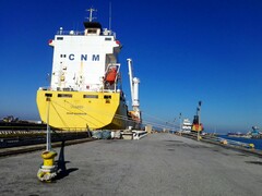 Un porte-conteneurs amarré à un quai (Source de l'image : Bruno Hervas via Unsplash)