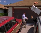 Bryan Cranston jetant une pizza sur un toit (source d'image : Breaking Bad)