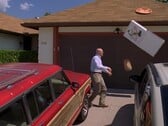 Bryan Cranston jetant une pizza sur un toit (source d'image : Breaking Bad)