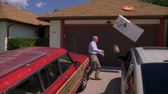 Bryan Cranston jetant une pizza sur un toit (source d&#039;image : Breaking Bad)