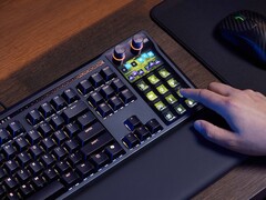 Le Corsair Galleon 100 SD combine un clavier mécanique de taille normale et un Stream Deck en un seul ensemble destiné aux streamers et aux joueurs. (Source de l'image : Corsair)