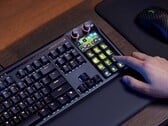Le Corsair Galleon 100 SD combine un clavier mécanique de taille normale et un Stream Deck en un seul ensemble destiné aux streamers et aux joueurs. (Source de l'image : Corsair)