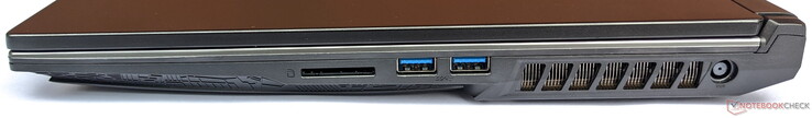 Côté droit : Lecteur de carte SD, 2x USB 3.1 Gen 1 Type-A, alimentation électrique