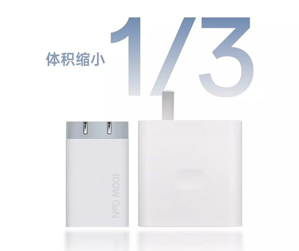Le nouveau chargeur OnePlus 100W Compact SuperVOOC GaN est beaucoup plus petit que l'ancien chargeur 100W SuperVOOC. (Source de l'image : OnePlus)