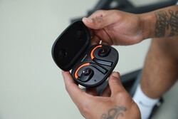 Combiné à l'étui de chargement, le VERIO 200 offre une autonomie de 35 heures (Image source : Beyerdynamic)