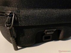 Le sac de transport comporte un œillet verrouillable permettant d'acheminer un câble de chargement