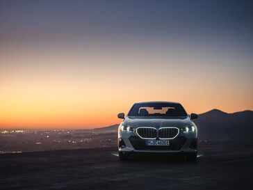 La garniture lumineuse autour de la calandre BMW ajoute une touche visuelle à l'avant de l'i5. (Source de l'image : BMW)