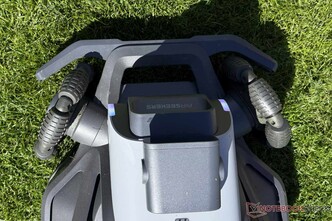 Les roues avant inclinées rendent la vie inutilement difficile au Airseekers Tron.