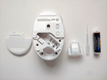 Un flacon de parfum à l'intérieur du compartiment à piles de la souris (Source de l'image : Notebookcheck)