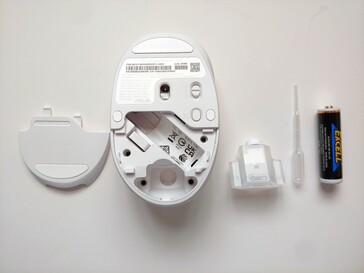 Un flacon de parfum à l'intérieur du compartiment à piles de la souris (Source de l'image : Notebookcheck)