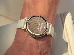 La smartwatch Garmin Lily 2 (photo) reçoit la version bêta 8.01. (Source : Garmin)