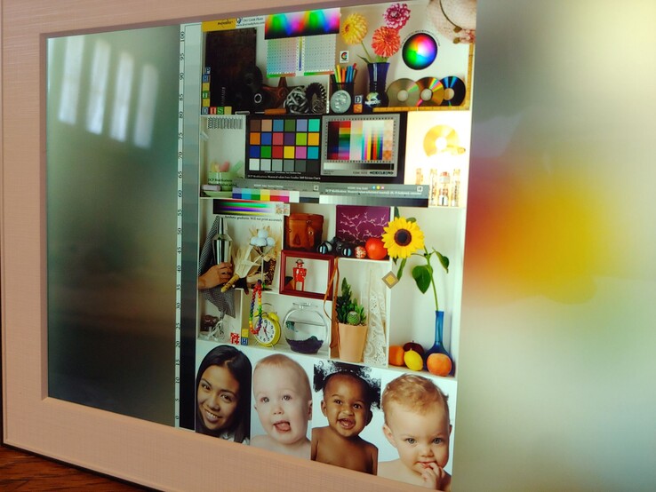 La luminosité diminue avec l'augmentation de l'angle de vision, tandis que les reflets sont bien contrôlés.