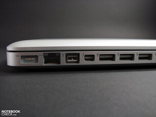 Il possède de nombreux ports, dont le port MagSafe qui permet de le recharger facilement. (Source de l'image : Notebookcheck)