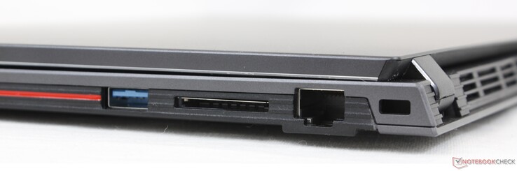 Droite : USB-A 2.0, lecteur de carte SD, Gigabit RJ-45, verrou Kensington