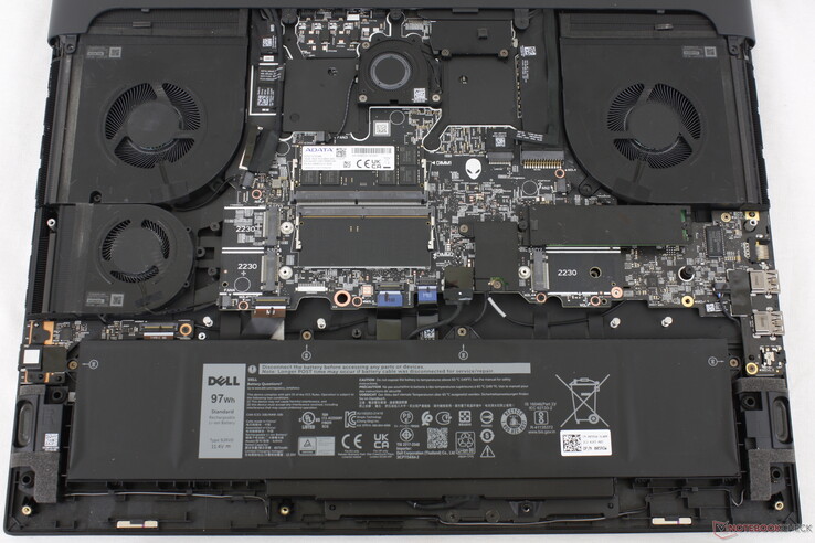 Configuration Alienware m18 R1 Intel-Nvidia pour comparaison. Notez le 4e emplacement SSD M.2 supplémentaire
