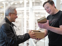 Jensen Huang remet à Elon Musk l'un des premiers ordinateurs de bureau compacts Nvidia DGX Spark au monde, conçu pour le développement de modèles d'IA. (Source de l'image : Nvidia)