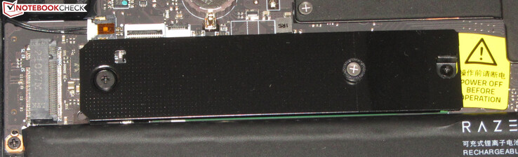 La lame a un emplacement vide pour un deuxième SSD NVMe.