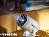 Samsung sort un projecteur portable Freestyle, le premier du genre, capable d'agrandir vos applications ou Netflix jusqu'à 100 pouces