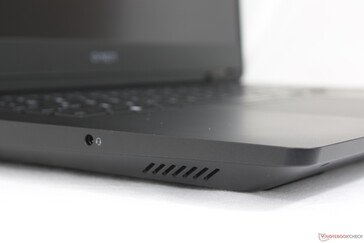 Conception solide et visuellement attrayante malgré le fait qu'elle soit principalement en plastique