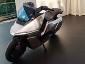 La moto électrique auto-équilibrante Omoway OMO X présentée lors du lancement mondial de l'entreprise à Singapour.
