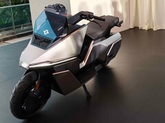 La moto électrique auto-équilibrante Omoway OMO X présentée lors du lancement mondial de l'entreprise à Singapour.