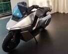 La moto électrique auto-équilibrante Omoway OMO X présentée lors du lancement mondial de l'entreprise à Singapour.